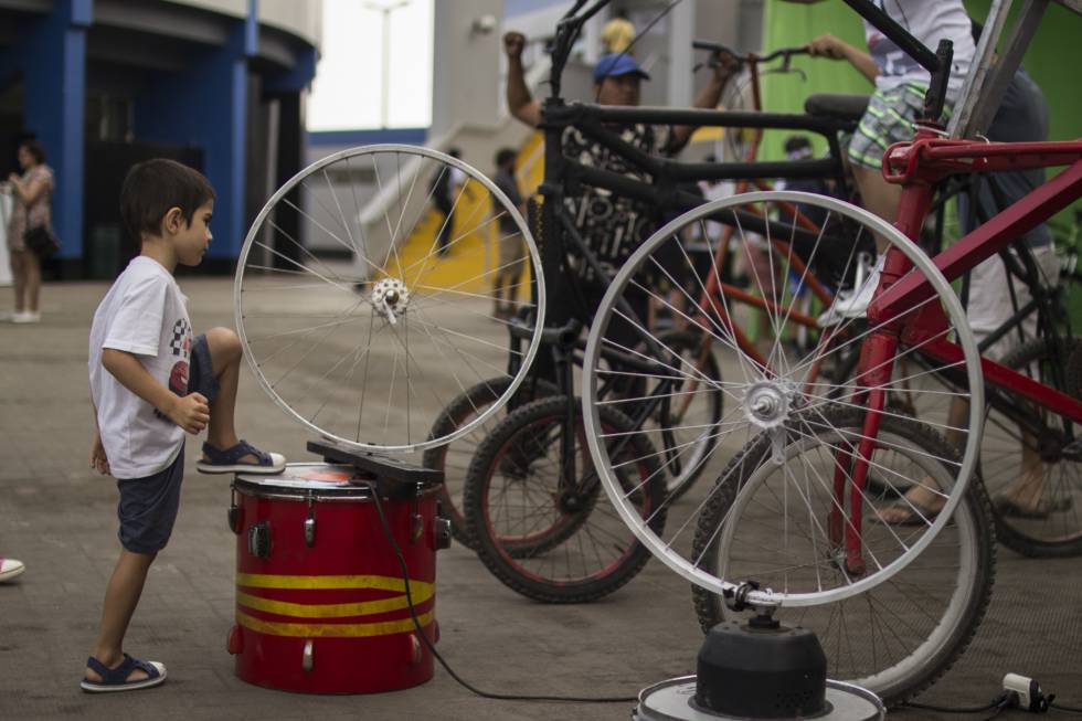 Un niño mira unas ruedas en una exposición del Foro Mundial de la Bicicleta en Lima.rn