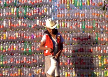After catastrophic earthquake, Mexico rebuilds with plastic bottles After catastrophic earthquake, Mexico rebuilds with plastic bottles