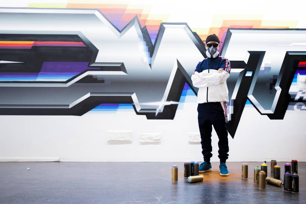 Felipe Pantone delante del grafiti que pintó en la fiesta de presentación de las nuevas Reebok Club C. Una pieza
