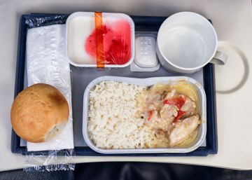 ¿Por qué sabe tan rara la comida del avión?
