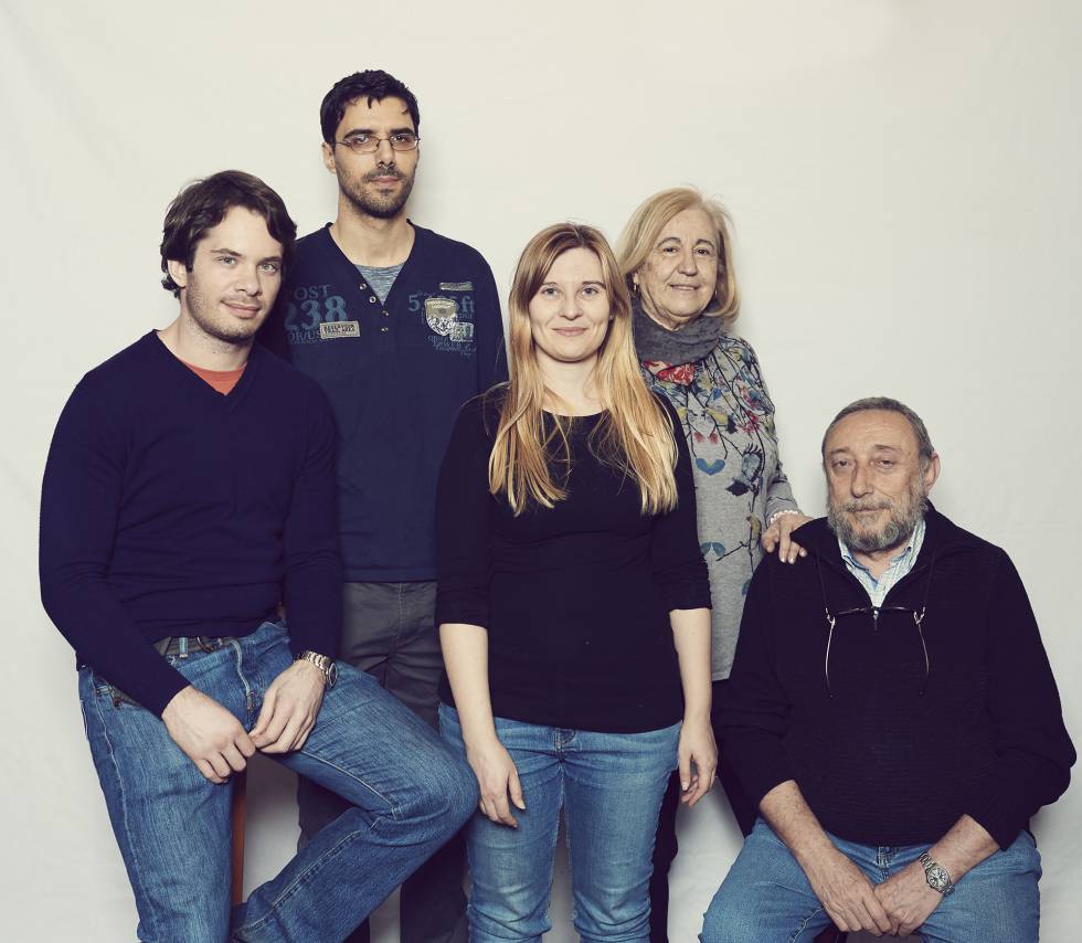 Xavi, Héctor, Gloria, María Dolores y Carlos, integrantes de la asociación de personas de alto cociente intelectual Mensa, retratados en Barcelona.