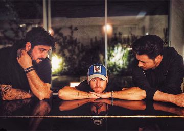 Una pandilla unida por noches de risas, piano y guitarra
