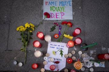 Flores, velas y demás recordatorios en memoria de Mmame Mbaye en el lugar en el que se produjo su muerte anoche en el barrio de Lavapiés (Madrid).