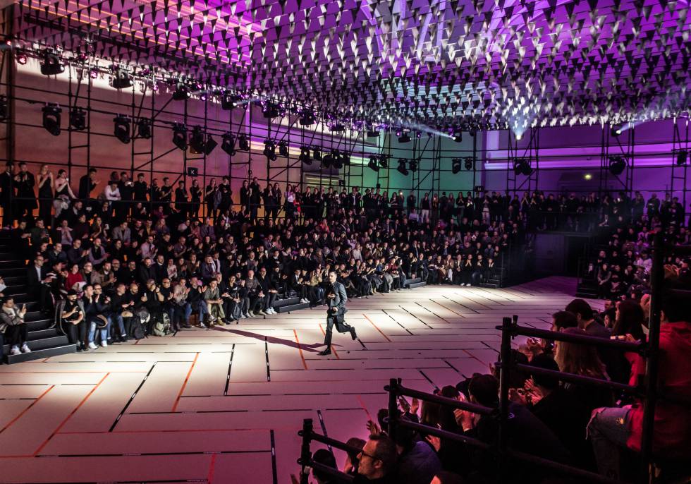 Kris Van Assche despide el desfile de Dior Homme OtoñoInvierno 2017-2018 de la Semana de la Moda de París.