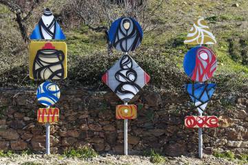 De arriba a abajo, 'Tétis', de Draw y Hazul, en Alfândega; 'Sin título', de Orphão. Antigua Escuela Primaria de Ouguela (Campo Maior); y 'Semio', obra de Hazul, con la contribución de universitarios, utilizando señales de tráfico en desuso. Alfândega da Fé.