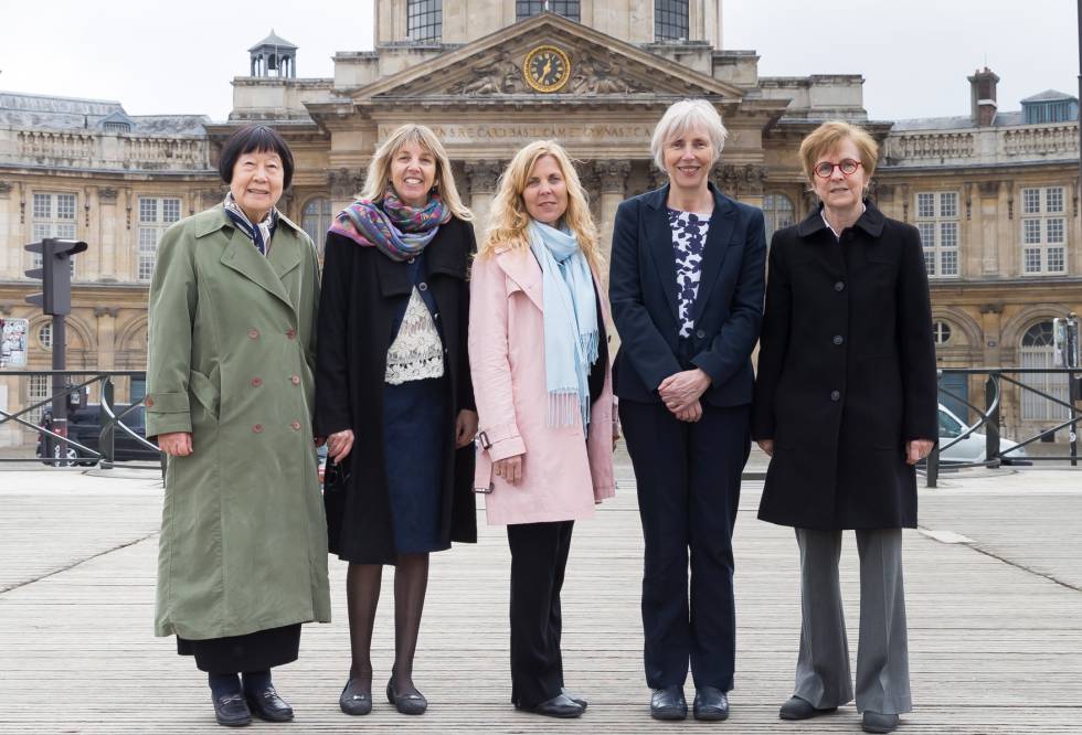 De izquierda a derecha, frente a la Academia de las Ciencias de París, la paleontóloga Mee-mann Chang (China),la pediatra Heather Zar (Suráfrica), la ecóloga Amy T. Austin (aunque es estadounidense de nacimiento, ha ganado el premio como científica latinoamericana), la bióloga molecular Caroline Dean (Reino Unido) y la bióloga canadiense Janet Rossant.