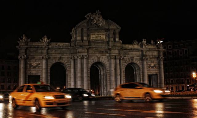 La puerta de Alcalá de Madrid apagada por La Hora del Planeta.