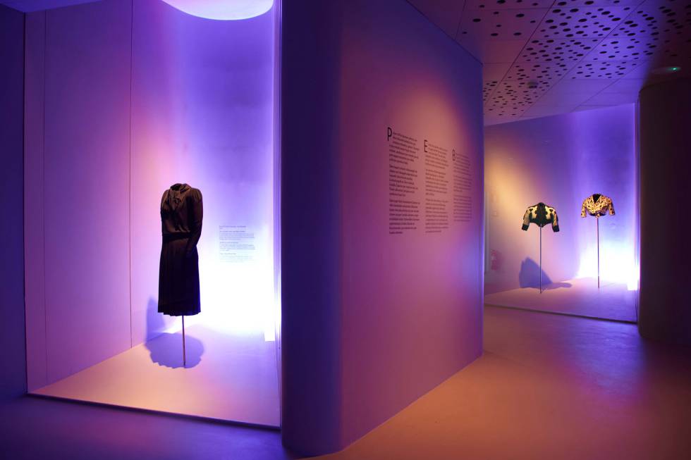Un rincón del museo Balenciaga. En la página siguiente, otro retrato de Arzalluz, que afronta el reto de dotar al museo parisiense de una colección permanente.