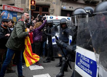 La protesta a Barcelona per la detenció de Carles Puigdemont, en imatges