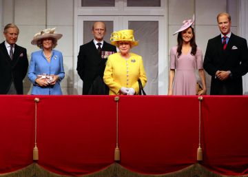 La familia real británica (de cera) se asoma al balcón