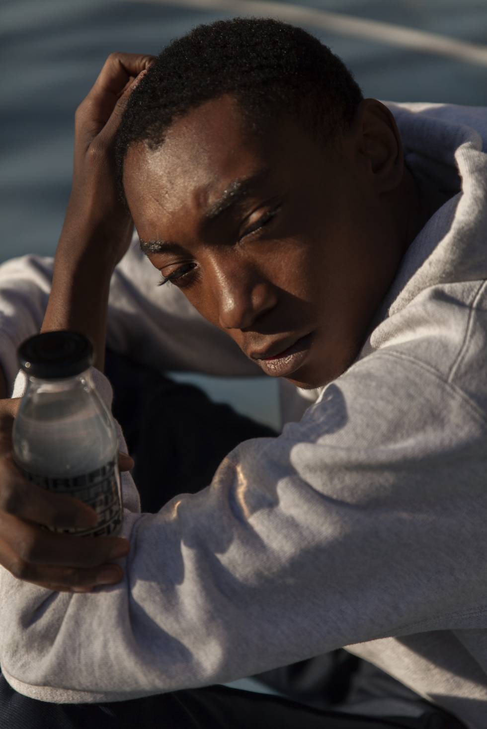 Estos veinteañeros embotellan agua de mar contra la resaca