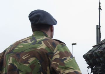 Los uniformes militares lucen de nuevo en las calles