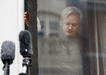Julian Assange tiene muchas explicaciones pendientes