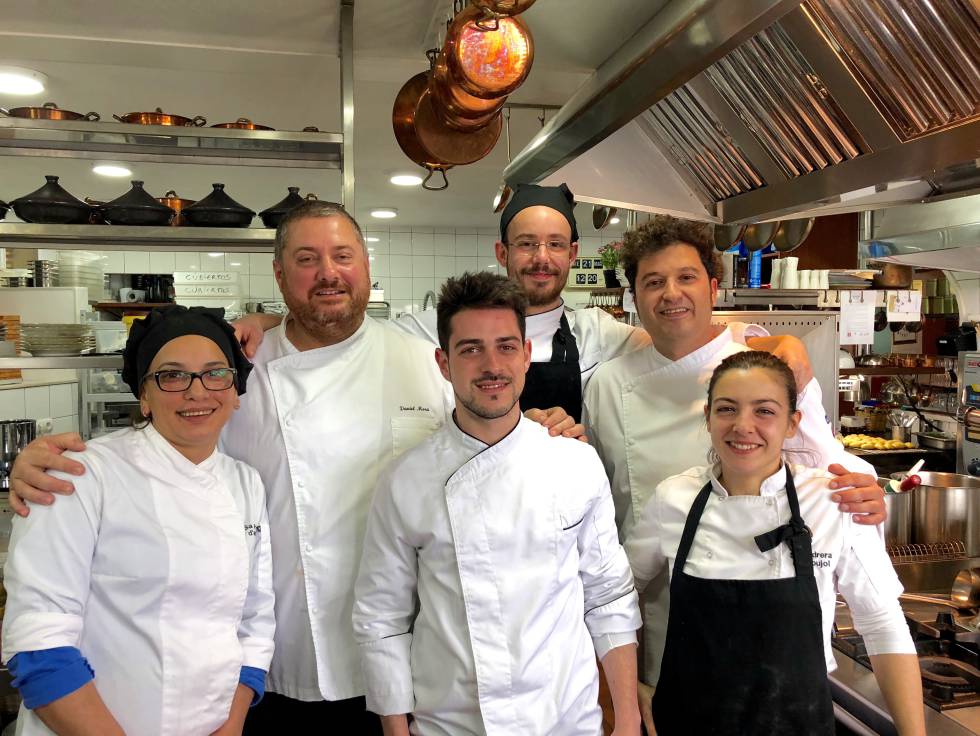 DANI MORAS CON SU EQUIPO EN EL RESTAURANTE SA PEDRERA DES PUJOLS CAPEL