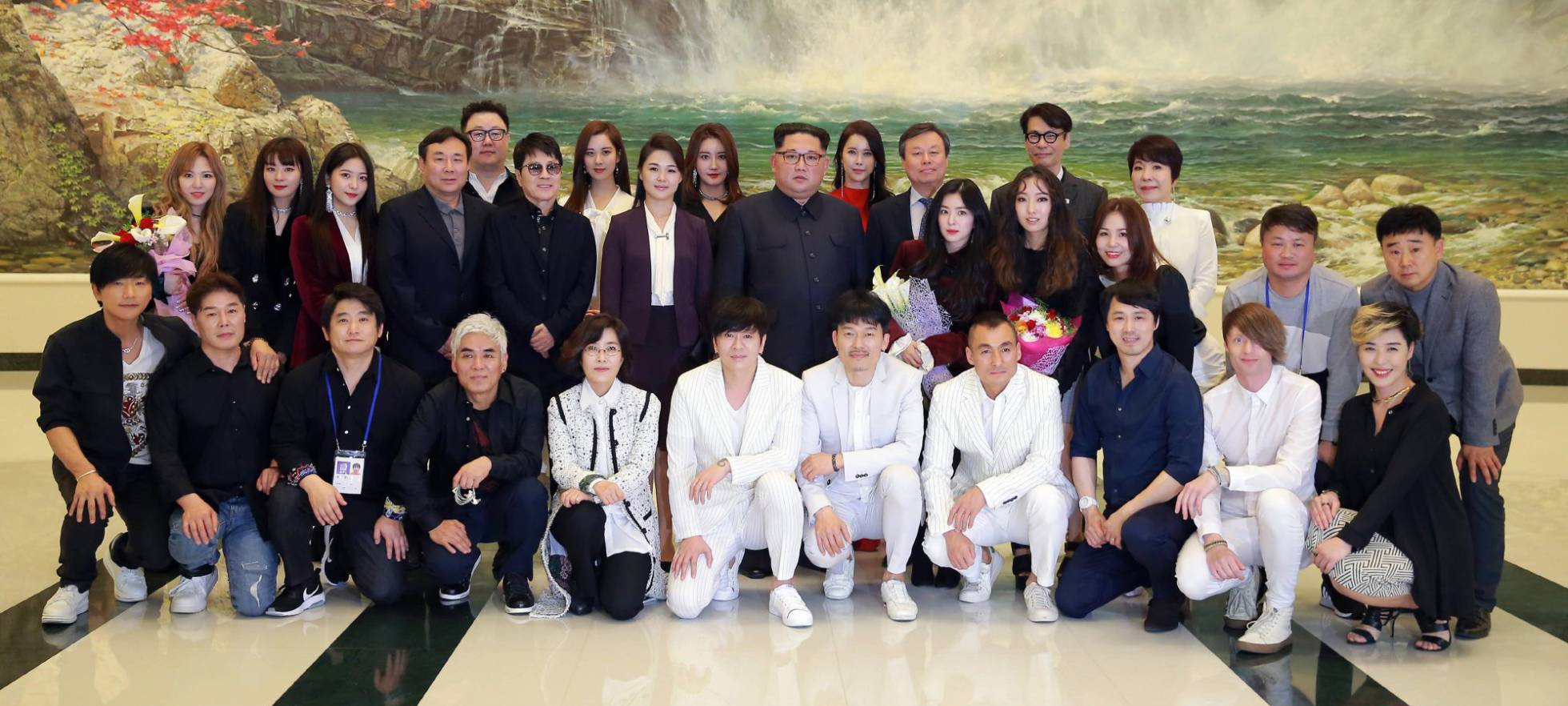 Kim Jong-um posa junto a sua esposa Ri Sol Ju com artistas surcoreanos em Pyongyang (Coreia do Norte).