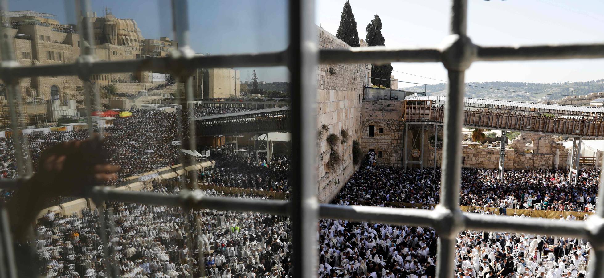 Una multitud de devotos judíos vestidos con el tradicional 'Talit' participa en la oración Cohanim (bendición del sacerdote) durante la Pascua, en Jerusalén (Israel).