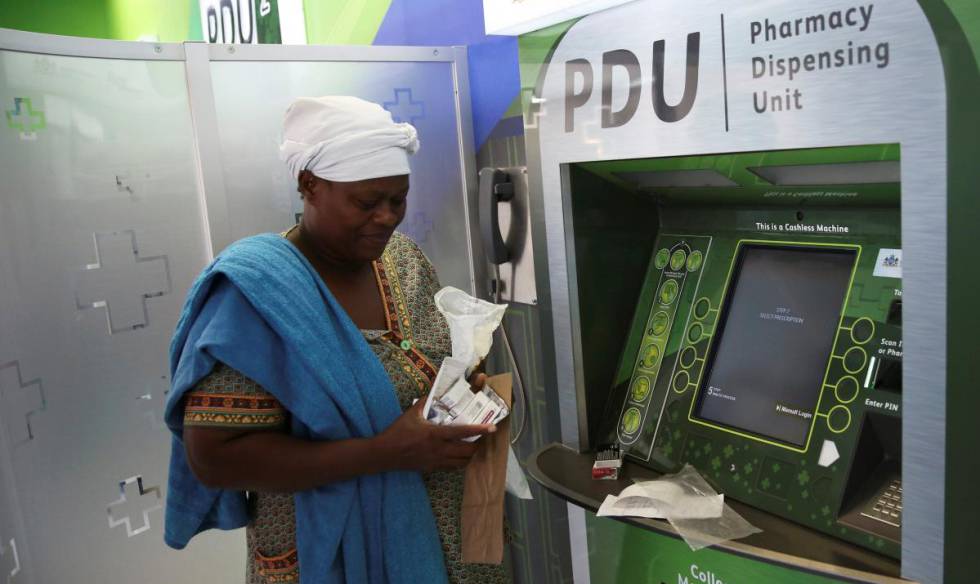 Una mujer obtiene su medicación en la expendora automática de fñarmacos de Alexandra, en Sudáfrica, el pasado 15 de marzo.