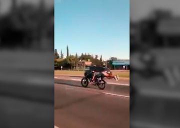 La temeraria conducción de un motorista boca abajo y a 130 kilómetros por hora