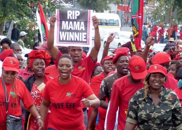 Puño en alto por Winnie Mandela