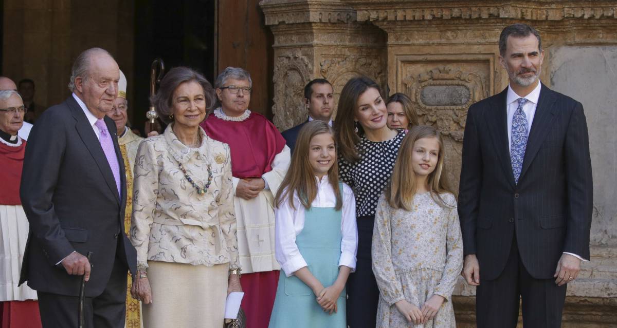 La familia real tras la misa de Pascua en la catedral de Palma.