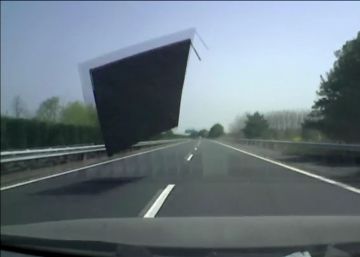 Un camión pierde parte del techo que impacta contra otro vehículo