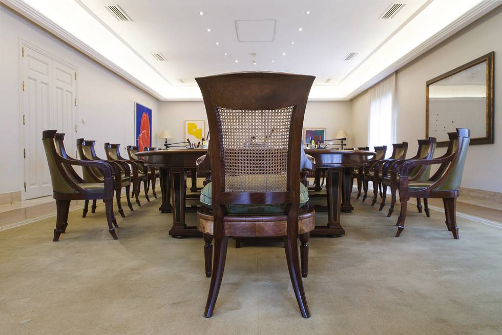 La silla de Mariano Rajoy ante la mesa del Consejo de Ministros.