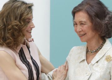 De la doña Sofía como “ejemplo impagable” de doña Letizia a la misa de Pascua