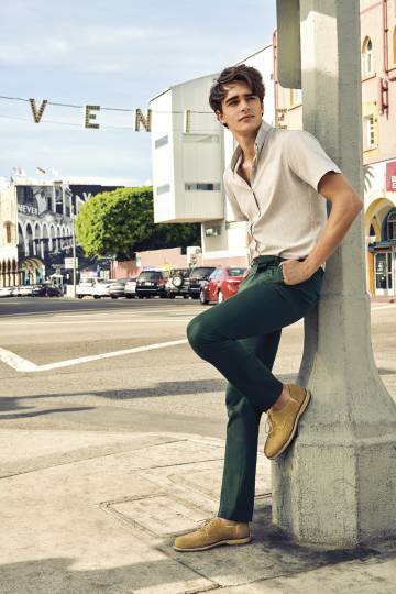 Fotografiada en Venice Beach y Santa Mónica, la campaña rinde homenaje al eterno verano californiano.