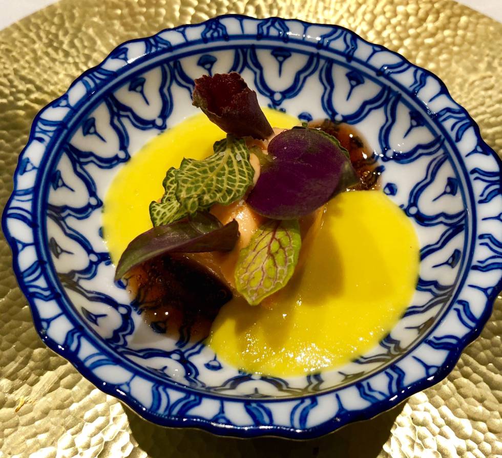 ENSALADA DE TEMPORADA, JUGO DE ZANAHORIA CUAJADA CON HIERBAS FRESCAS, CREMA DE MAÍZ Y VINAGRETA DE TRIGO NEGRO CAPEL