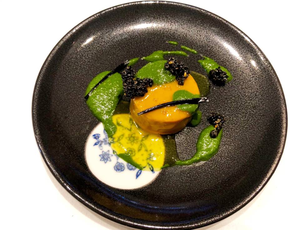 FUAGRÁS DE RAPE CON GOLOSINA DE ALGA KOMBU, SÉSAMO NEGRO Y CREMA DE WASABI CAPEL