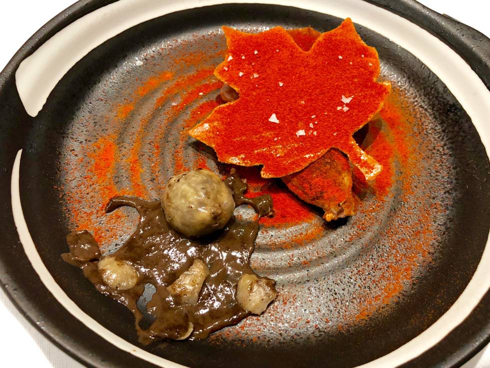 CODORNIZ A LA PLANCHA CON HUEVO DE SUS INTERIRORES, BAJO HOJA DE TOMATE CAPEL