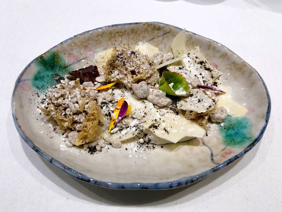 FLOR DE YOGUR, PIEDRA COMESTIBLE DE YUZU, BARRO DE TOFEE Y BIZCOCHO DE SOJA CAPEL