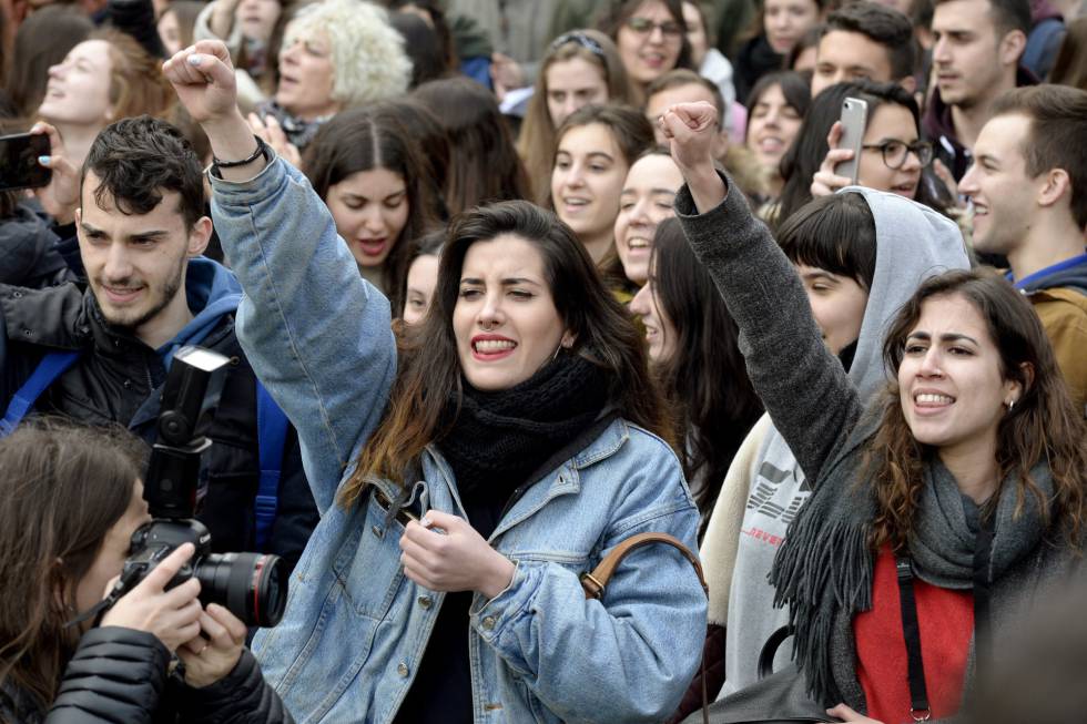 Students at the (URJC) protesting against the masters degree scandal on Monday.