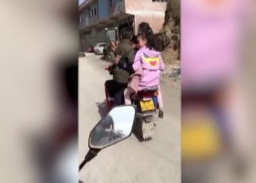 Graban a un motorista viajando con seis niños