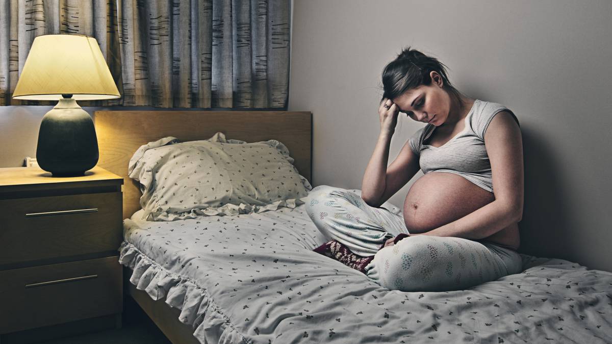Una madre preocupada piensa en la cama.