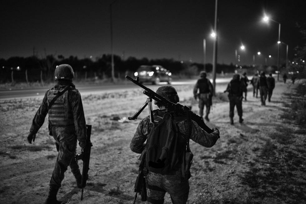 En esta parte del río Bravo, los militares mexicanos patrullan en convoyes de unos 15, con un oficial al mando, 1 o 2 sargentos y unos 10 soldados. Además de sus fusiles, uno de ellos carga una ametralladora.
