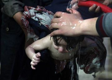 Propaganda russa: “O ataque químico é uma farsa, as crianças nuas tremem porque faz frio”