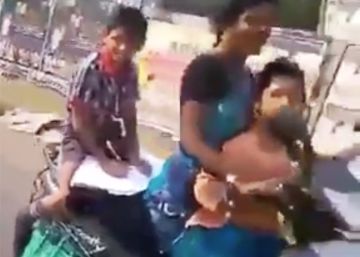 Un niño hace los deberes en la parte trasera de una motocicleta en marcha