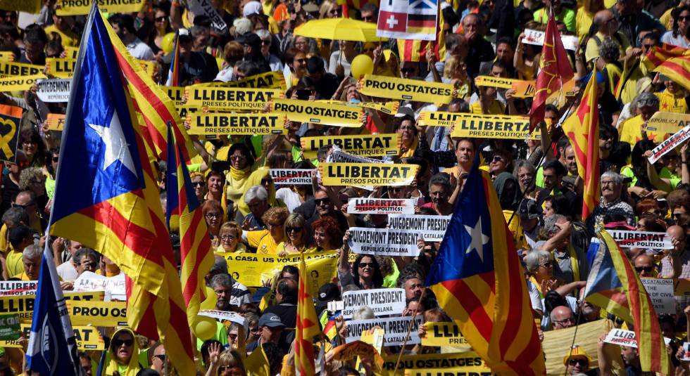 Thousands of people marched in Barcelona today to protest the jailing of nine Catalan separatist leaders facing trial on