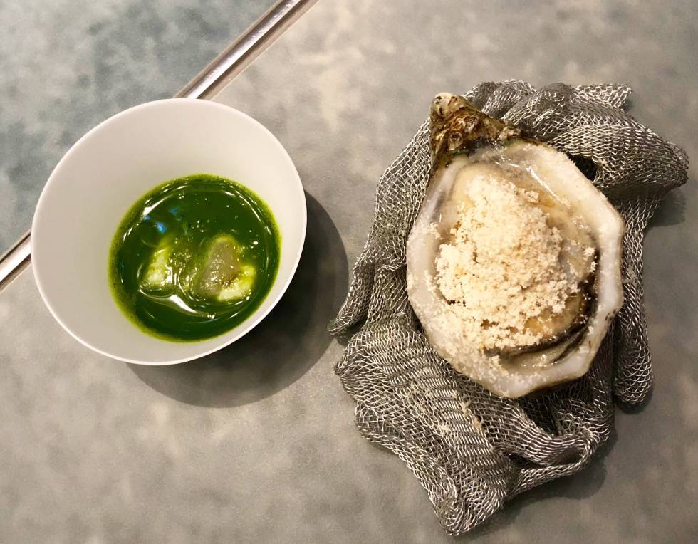 OSTRA AMELIE CON RALLADURA DE OSTRA HELADA. EN EL CUENCO, JUGO DE JUNQUILLOS MARINOS CON CALLOS DE LAS PROPIAS OSTRAS CAPEL