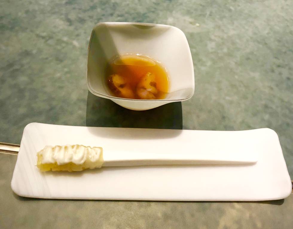 ESPARDEÑA EN PRIMER PLANO. EN EL CUENCO, UN CALDO DASHI IBÉRICO CON LASCAS DE HOLOTURIA CAPEL