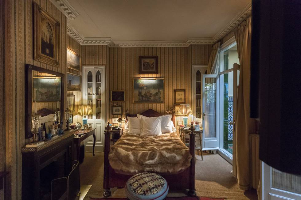 El dormitorio de su casa, que conecta con el patio interior.