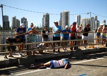 Un atleta se desmaya en una maratón y los espectadores le fotografían en vez de ayudarle