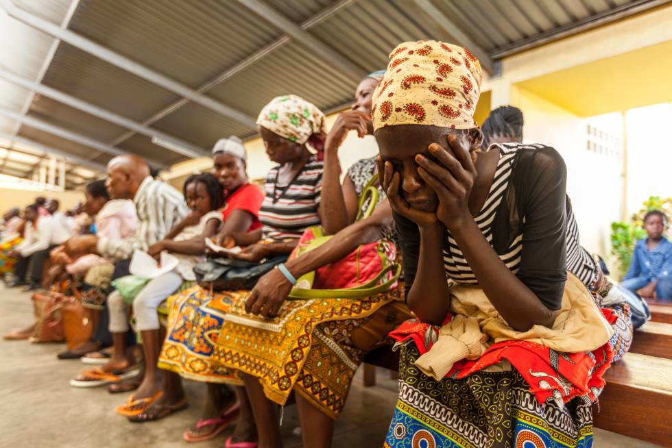 Una mujer espera su turno en el hospital de Manhiça (Mozambique).