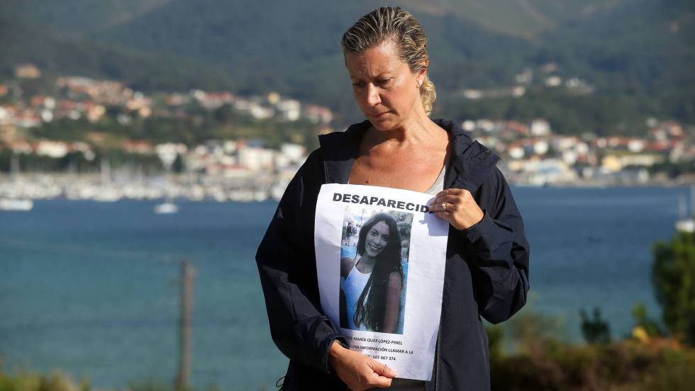 Diana López-Pinel, madre de Diana Quer, con una fotografía de su hija, en 2016.