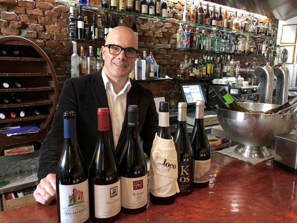 ALBERTO FERNÁNDEZ EN EL MOSTRADOR DE TABERNA ASTURIANOS CON LOS VINOS DE SU BODEGA CAPEL