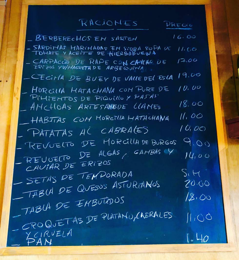 PIZARRA CON RACIONES DE LA BARRA DE TABERNA ASTURIANOS CAPEL