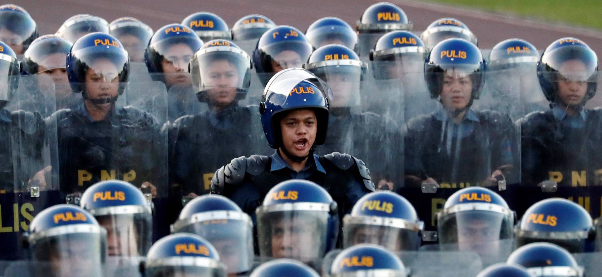 FRM06. QUEZON (FILIPINAS), 19042018.- Policías antidisturbios marchan durante la ceremonia de traspaso de poderes del nuevo jefe de la Policía filipina en el campamento Crame, en Quezon (Filipinas) hoy, 19 de abril de 2018. Oscar Albayalde reemplazó hoy a Ronald dela Rosa al frente de la Policía Nacional de Filipinas y de la