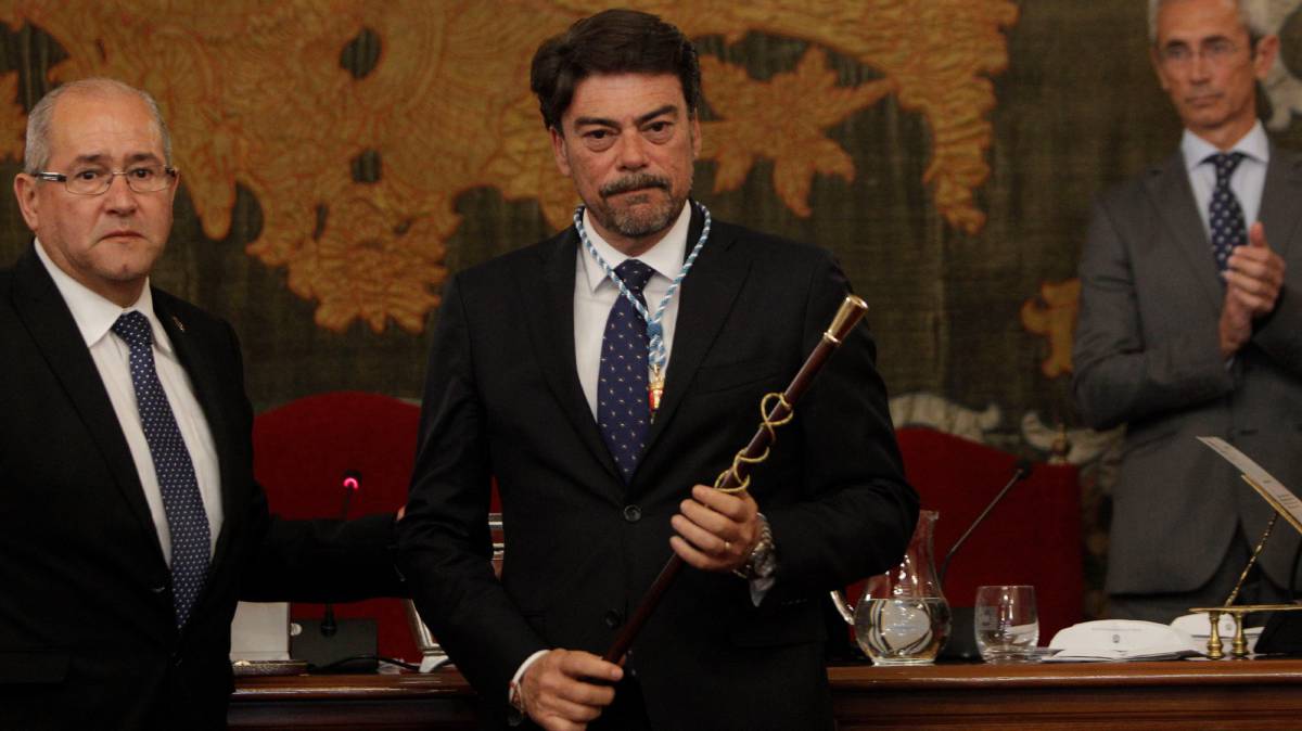 Luis Barcala, con la vara de mando en 2015.
