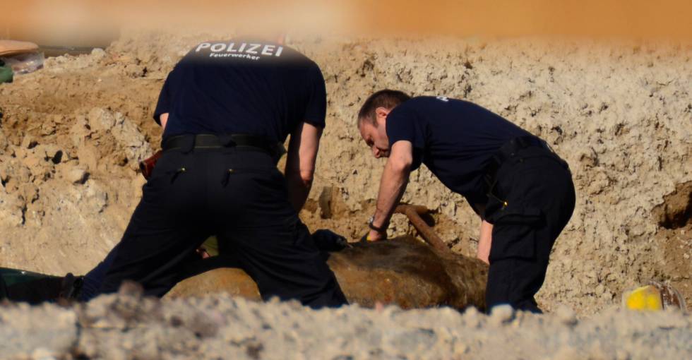 German police experts work during the disposal operations of a bomb dropped during World War II on April 20, 2018 near the Hauptbahnhof main railway station in Berlin's Mitte district. The planned disposal of the unexploded World War II bomb forced a mass evacuation around Berlin's central railway station and likely spark transport chaos in the German capital. AFP PHOTO dpa STR Germany OUT